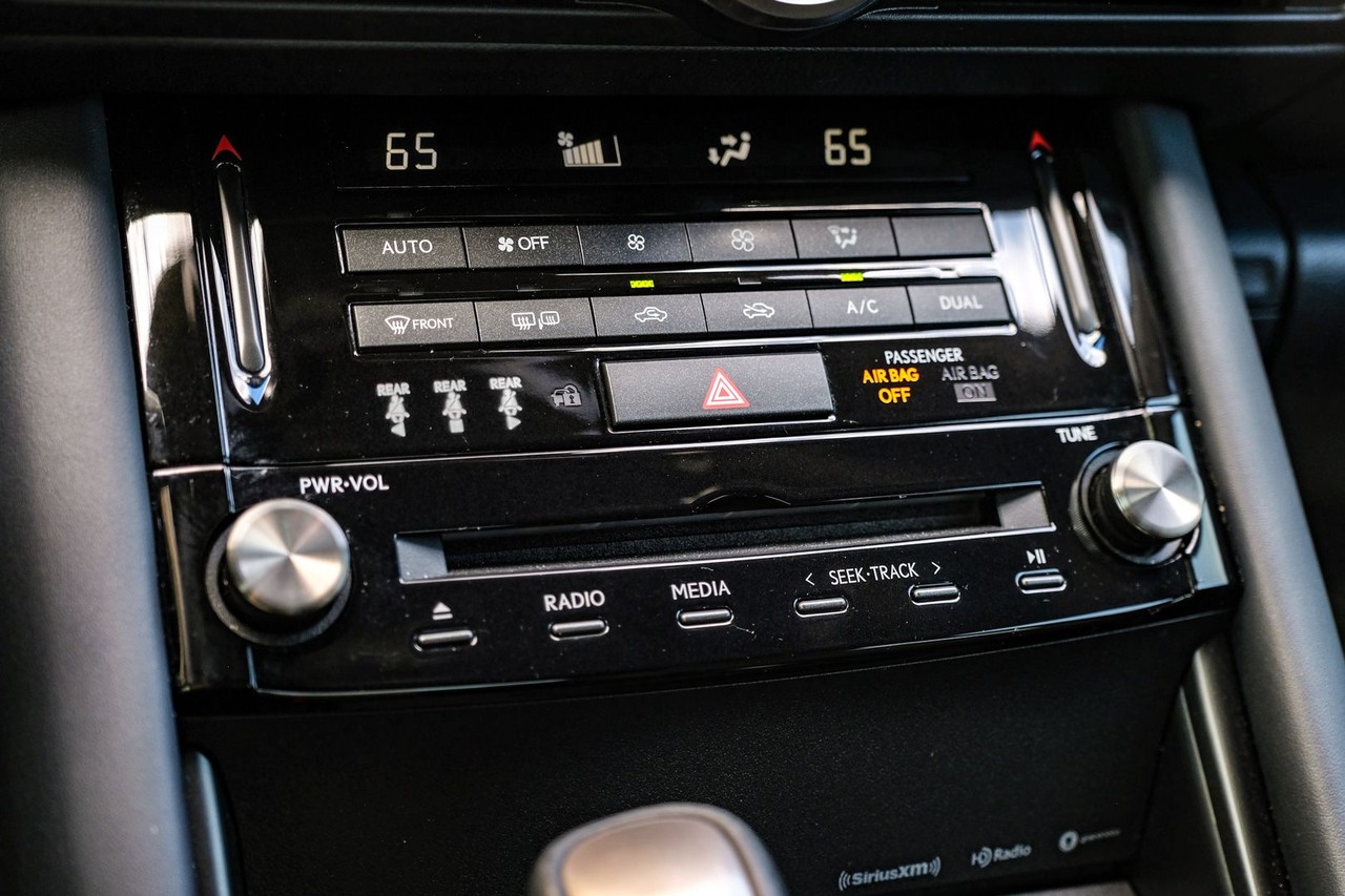 Lexus IS Vehicle Main Gallery Image 24