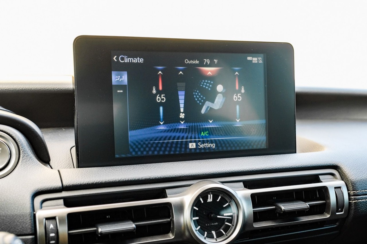 Lexus IS Vehicle Main Gallery Image 26