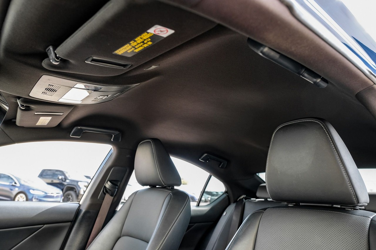 Lexus IS Vehicle Main Gallery Image 30