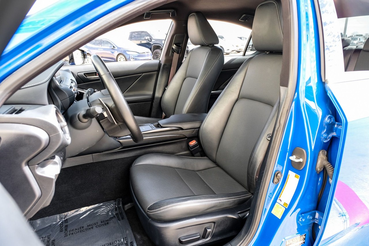 Lexus IS Vehicle Main Gallery Image 31