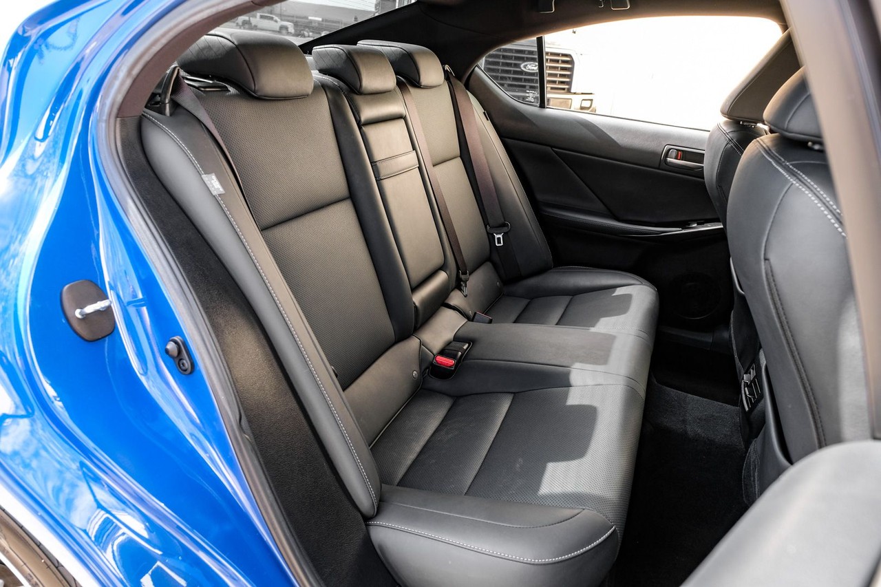 Lexus IS Vehicle Main Gallery Image 34