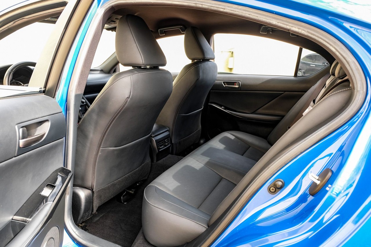 Lexus IS Vehicle Main Gallery Image 36