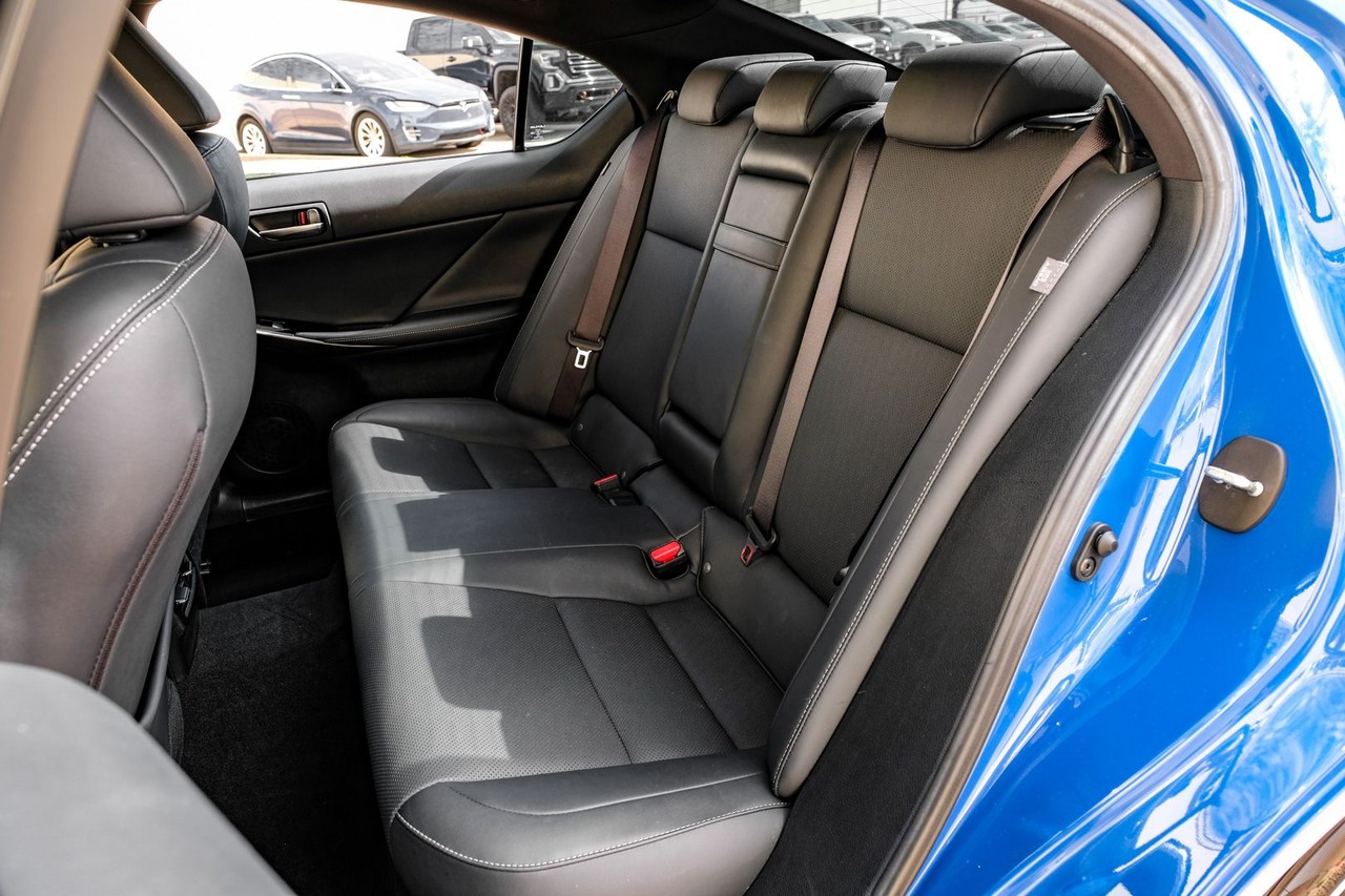 Lexus IS Vehicle Main Gallery Image 37