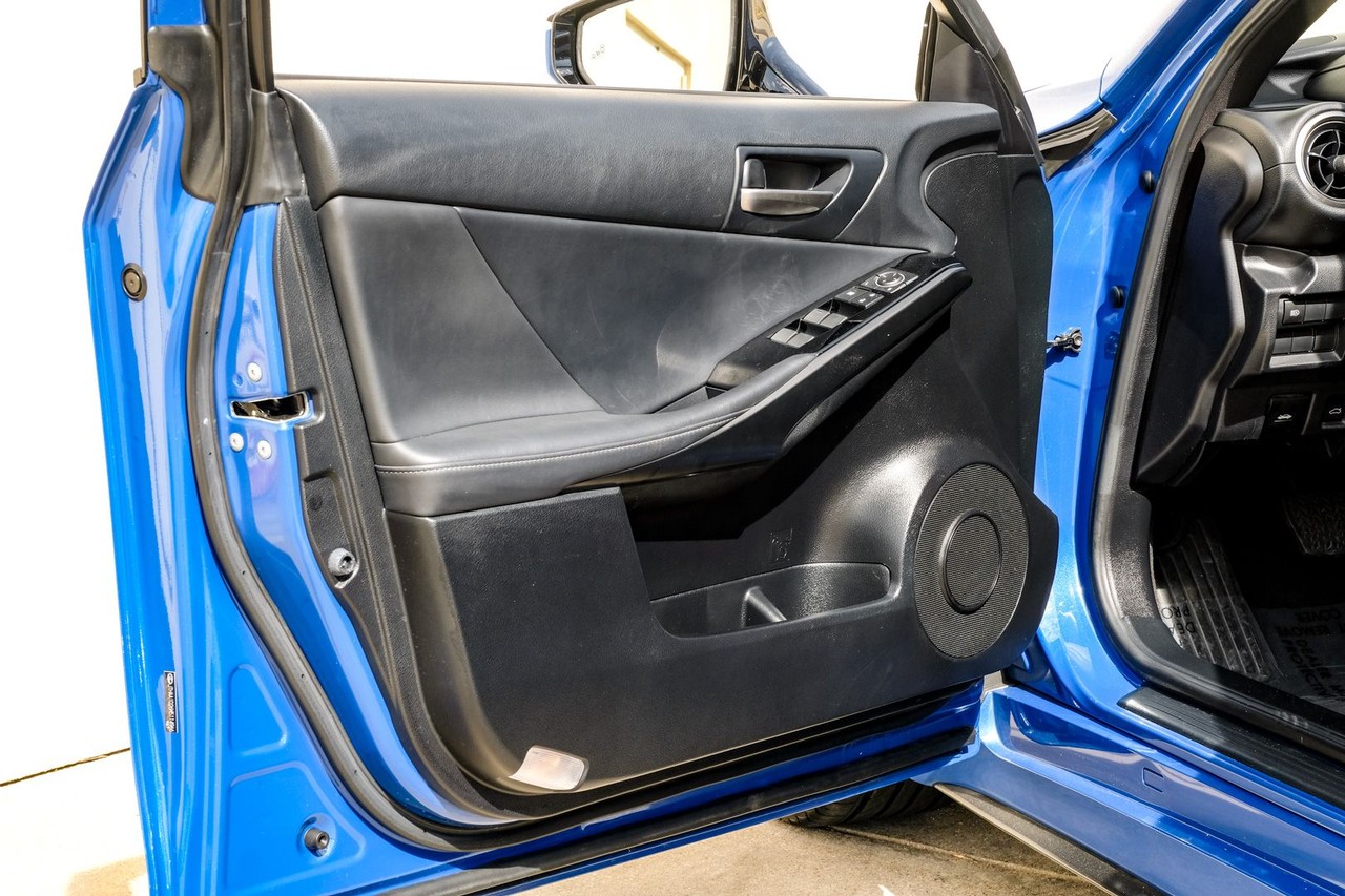 Lexus IS Vehicle Main Gallery Image 40