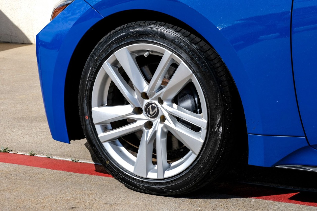 Lexus IS Vehicle Main Gallery Image 51