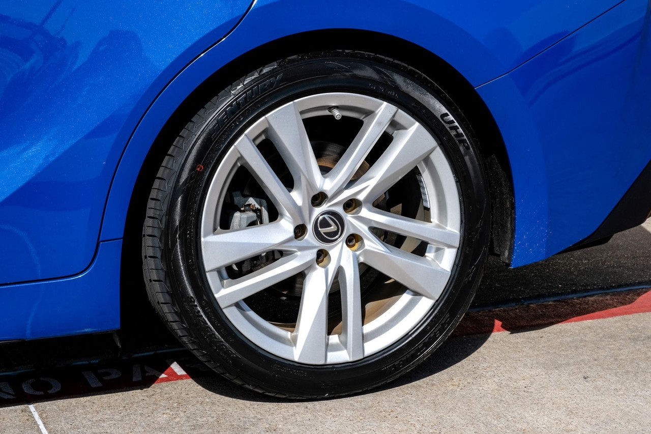 Lexus IS Vehicle Main Gallery Image 52