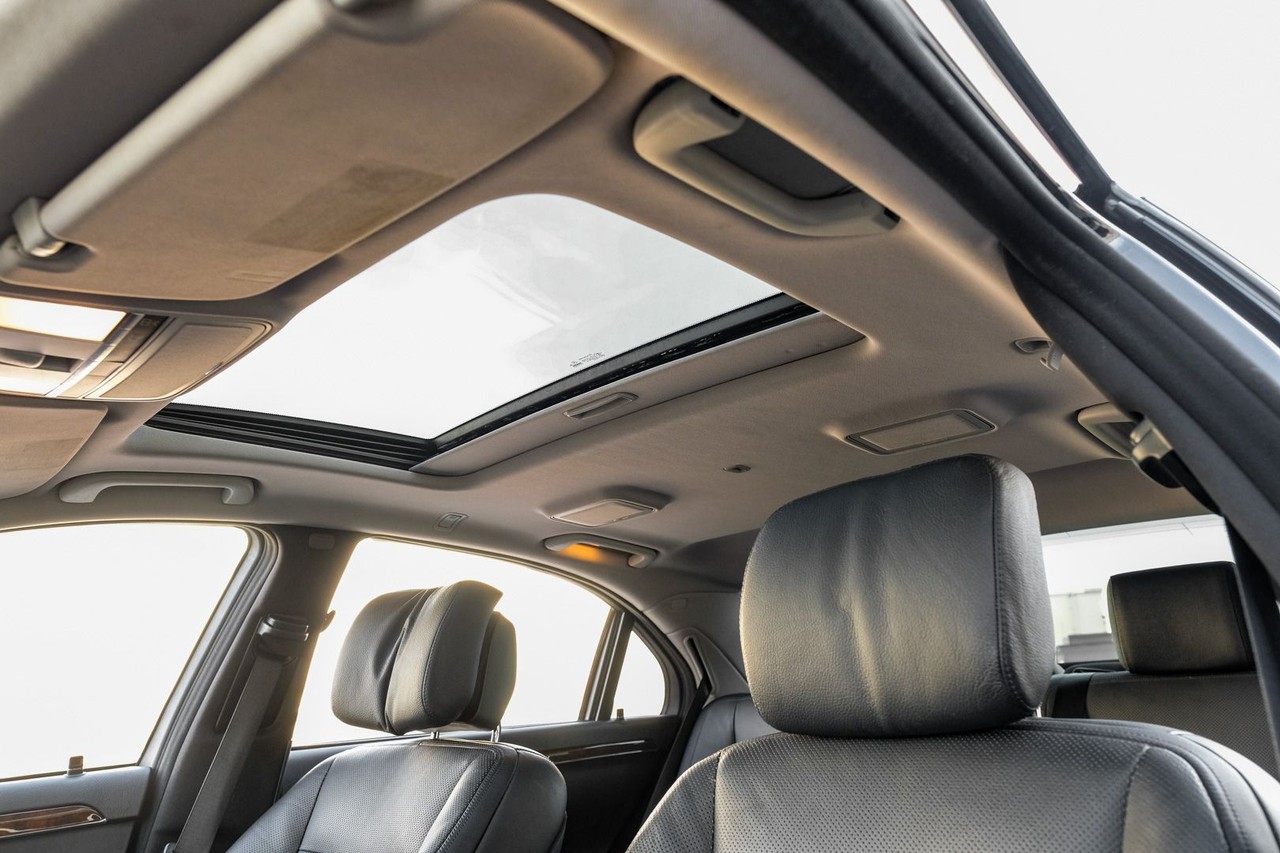 Mercedes-Benz S-Class Vehicle Main Gallery Image 05