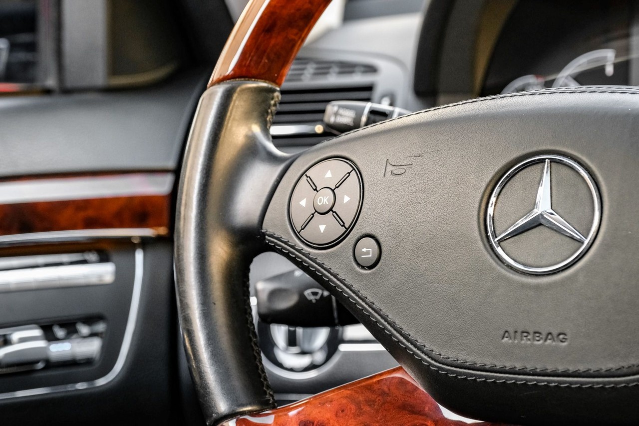 Mercedes-Benz S-Class Vehicle Main Gallery Image 17