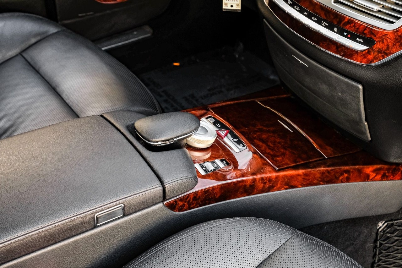 Mercedes-Benz S-Class Vehicle Main Gallery Image 23