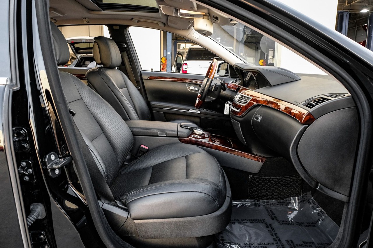 Mercedes-Benz S-Class Vehicle Main Gallery Image 31