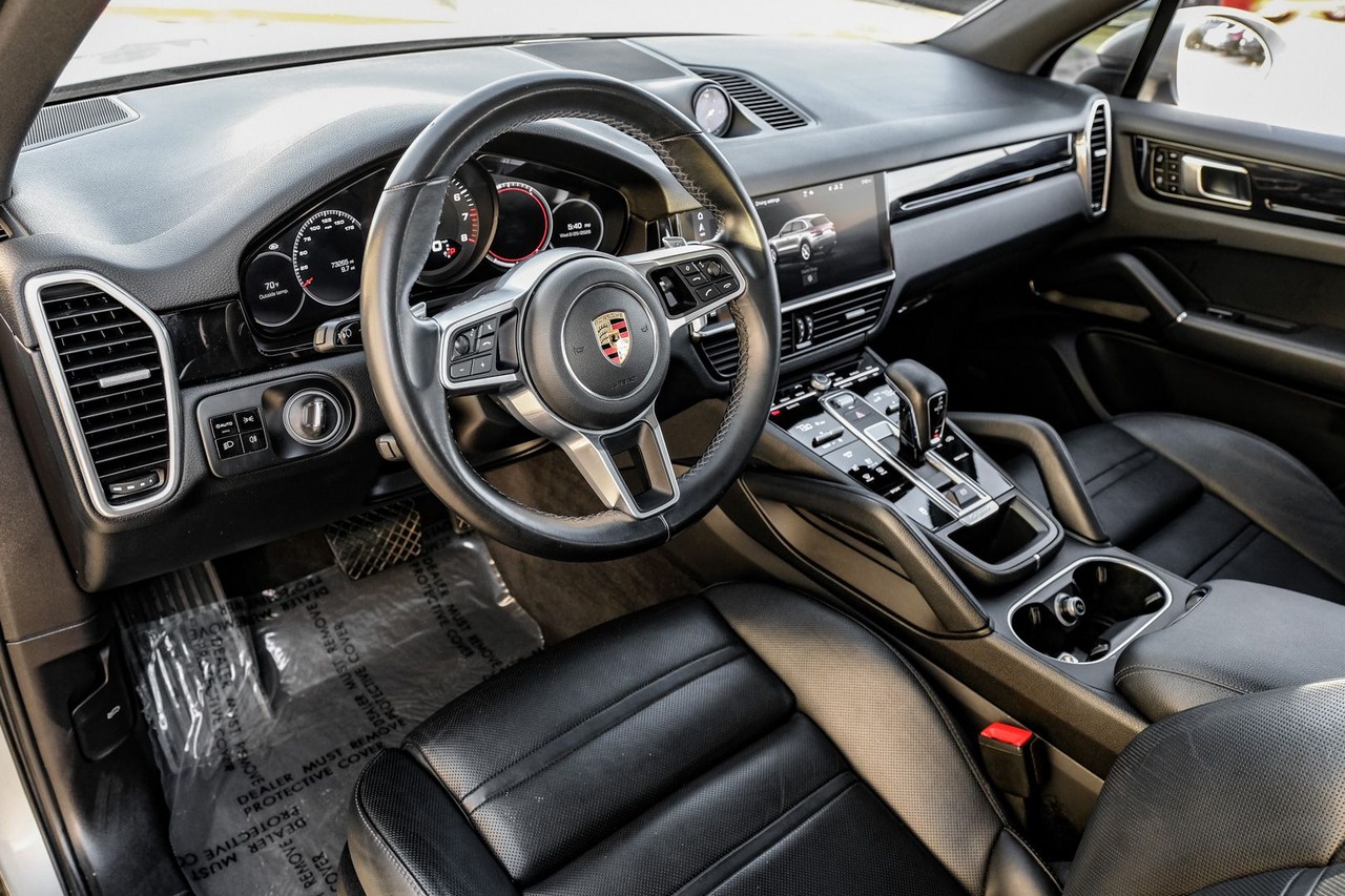 Porsche Cayenne Vehicle Main Gallery Image 03