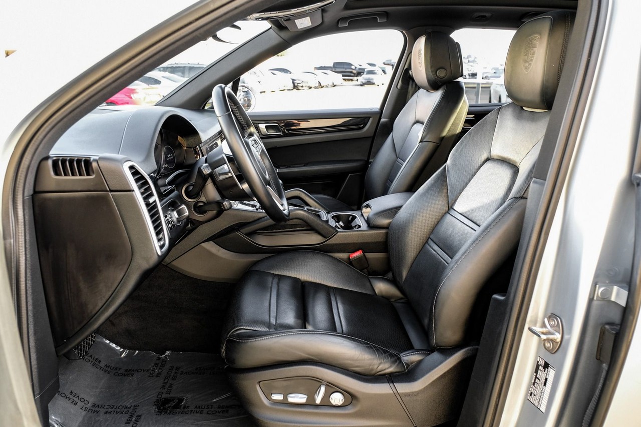 Porsche Cayenne Vehicle Main Gallery Image 04