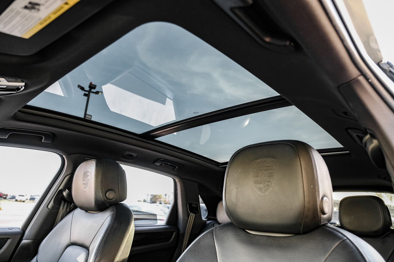 Porsche Cayenne Vehicle Main Gallery Image 05