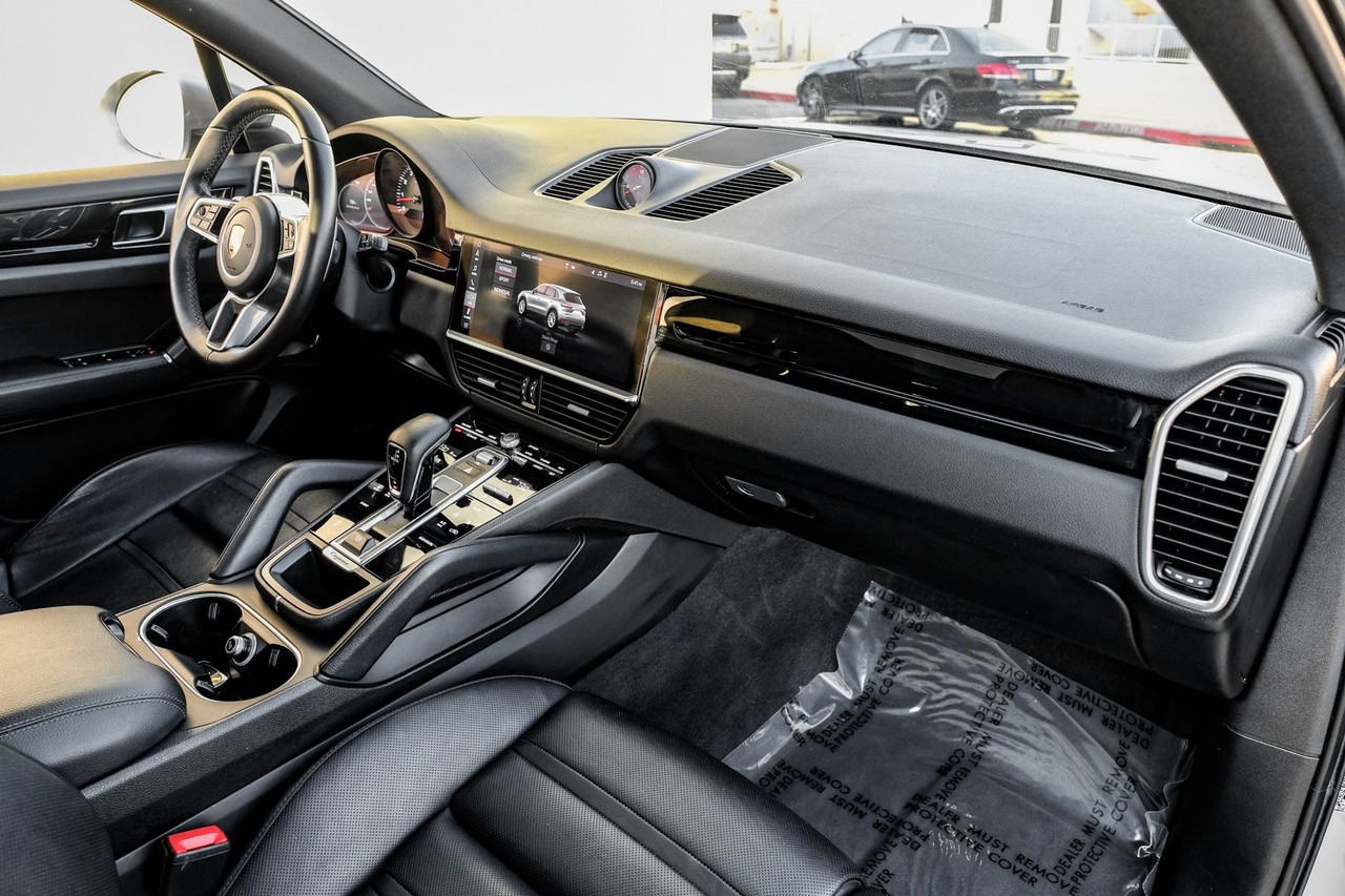 Porsche Cayenne Vehicle Main Gallery Image 12