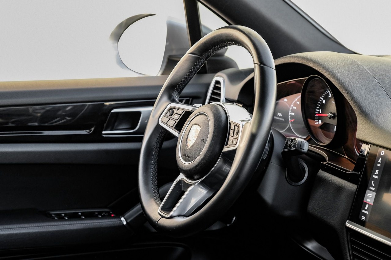 Porsche Cayenne Vehicle Main Gallery Image 13