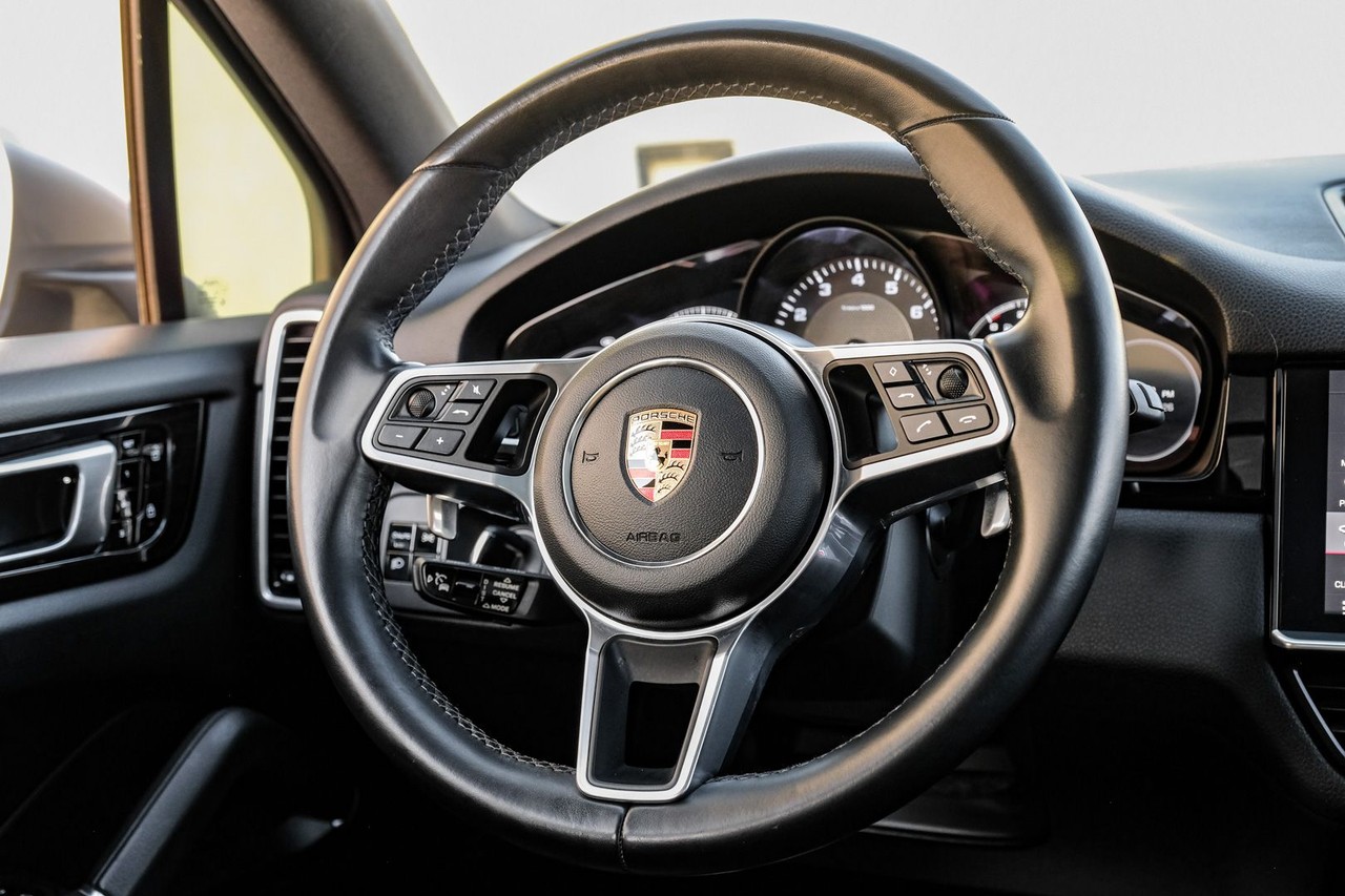 Porsche Cayenne Vehicle Main Gallery Image 16