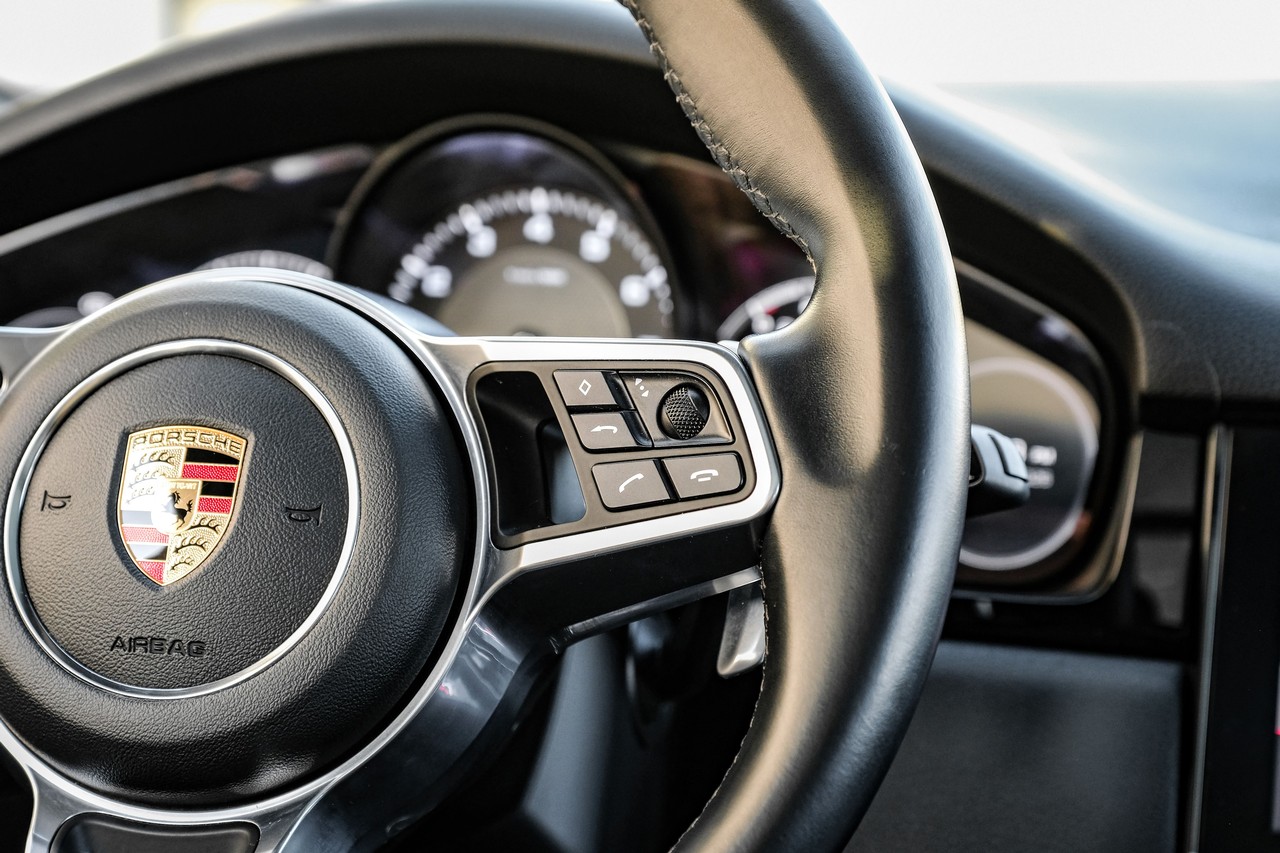 Porsche Cayenne Vehicle Main Gallery Image 18