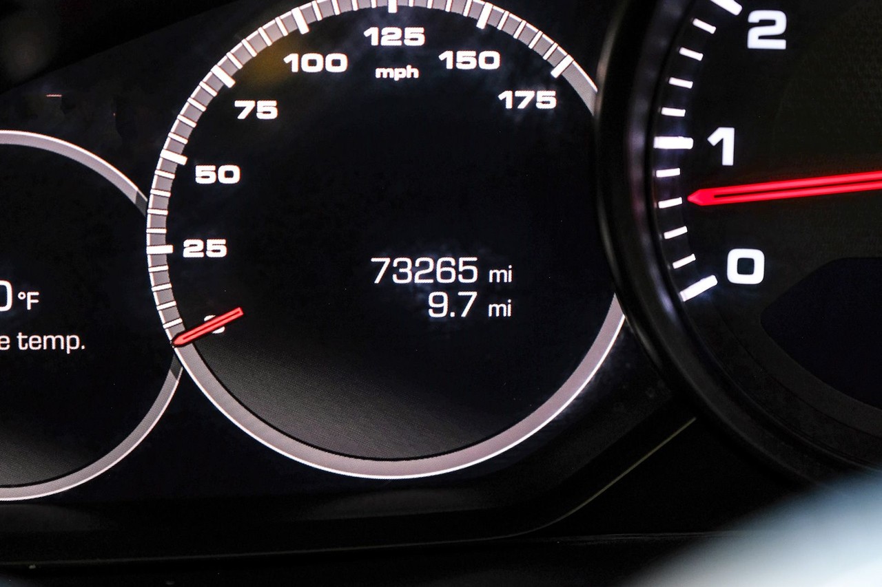 Porsche Cayenne Vehicle Main Gallery Image 20