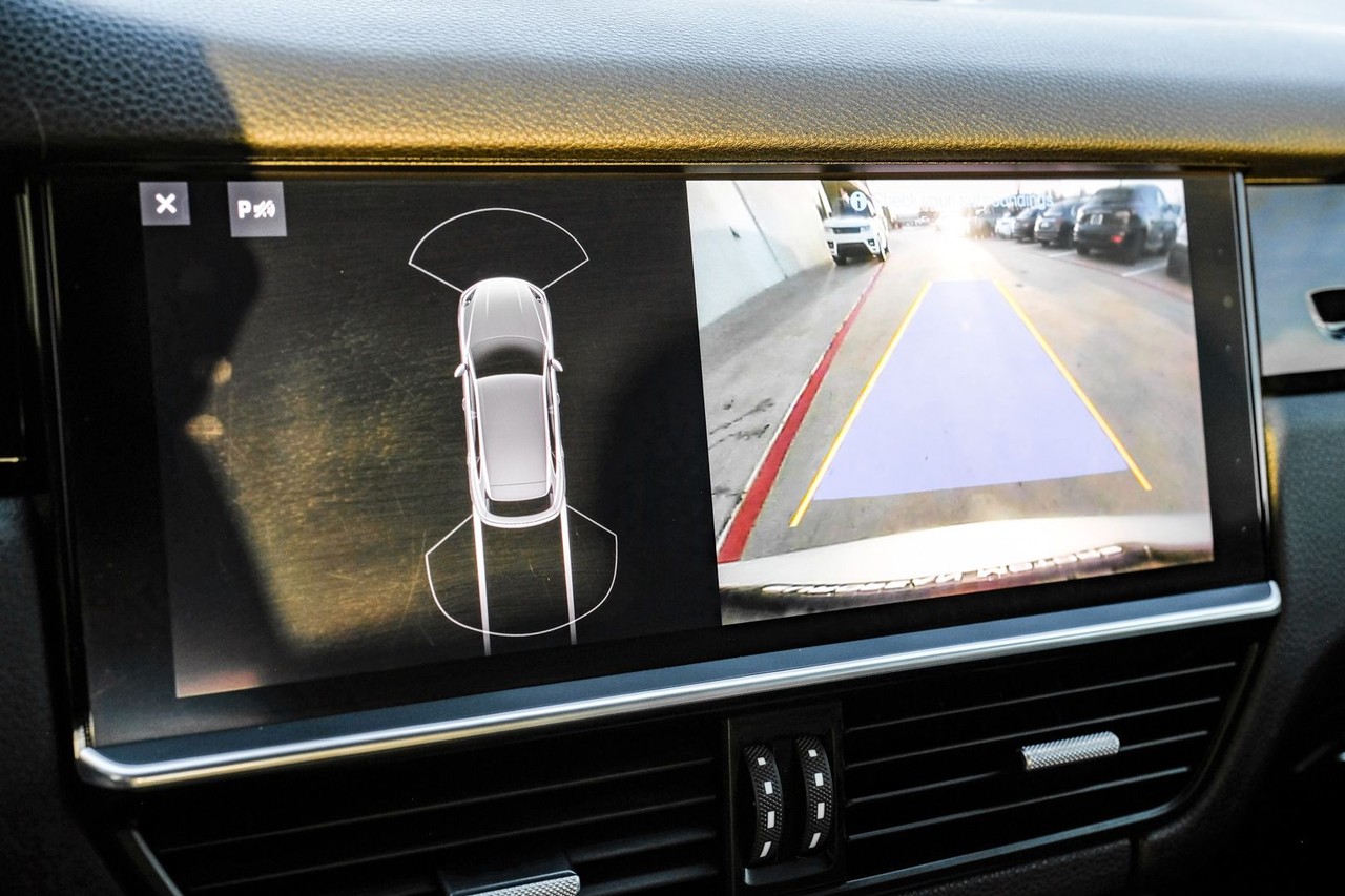 Porsche Cayenne Vehicle Main Gallery Image 22