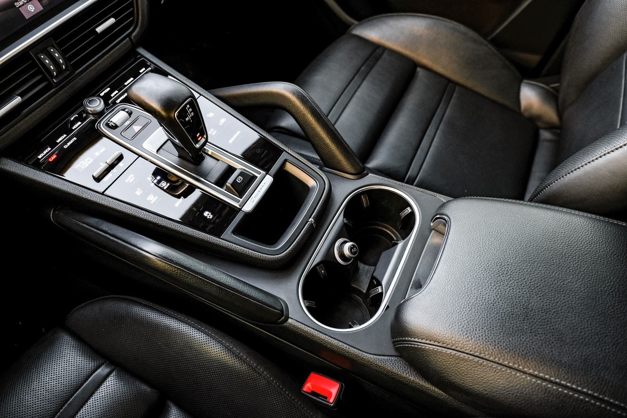 Porsche Cayenne Vehicle Main Gallery Image 24