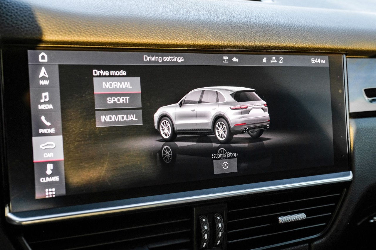 Porsche Cayenne Vehicle Main Gallery Image 25