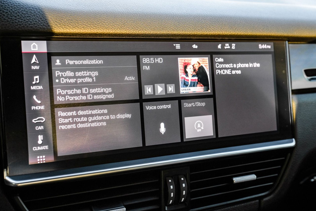 Porsche Cayenne Vehicle Main Gallery Image 26