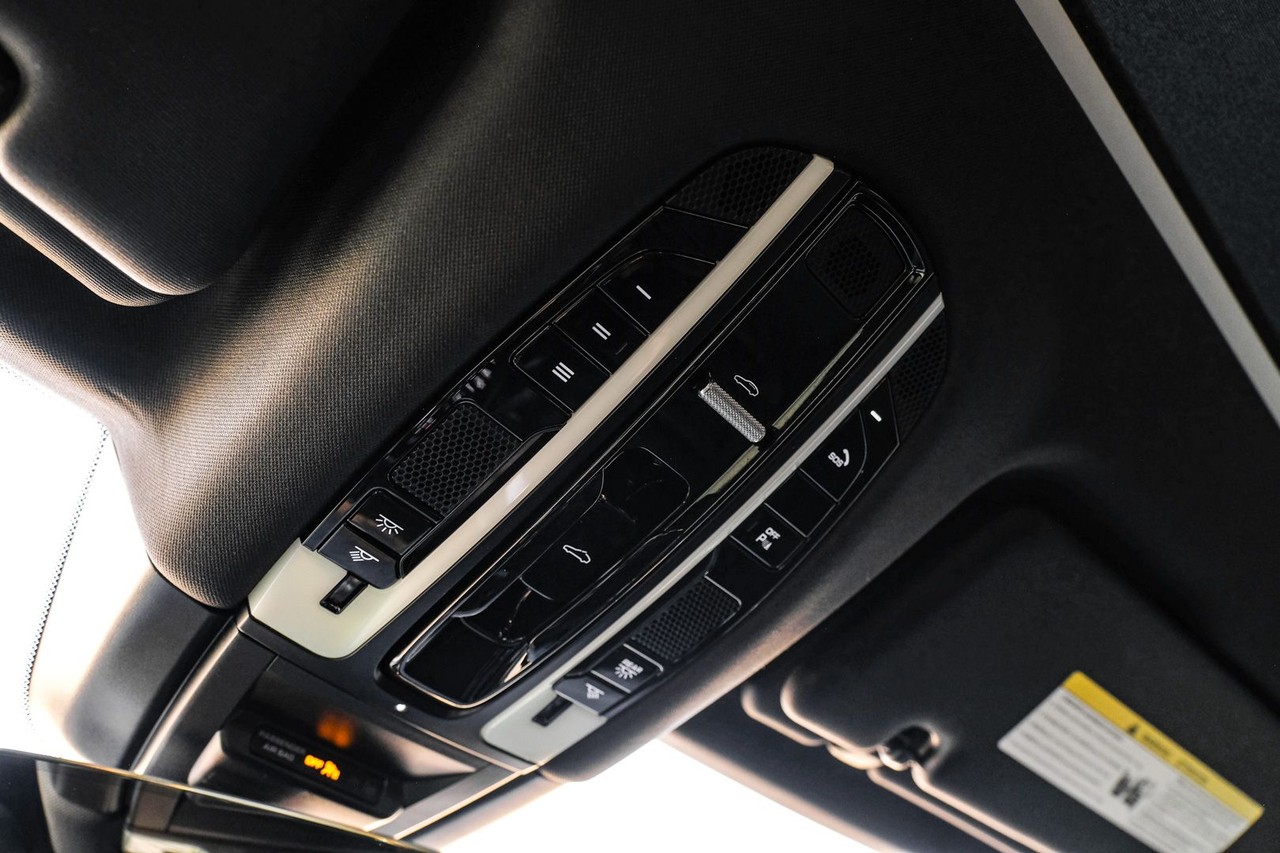 Porsche Cayenne Vehicle Main Gallery Image 29