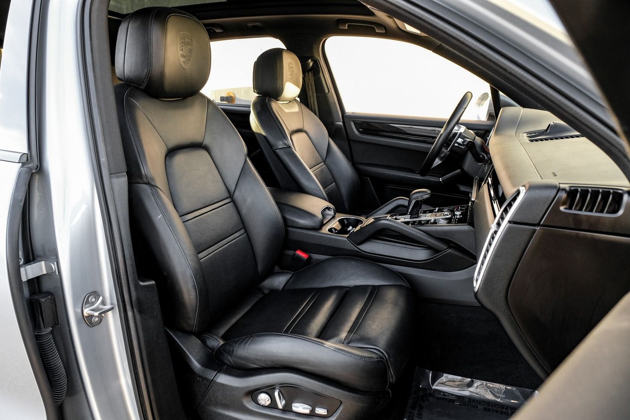 Porsche Cayenne Vehicle Main Gallery Image 32