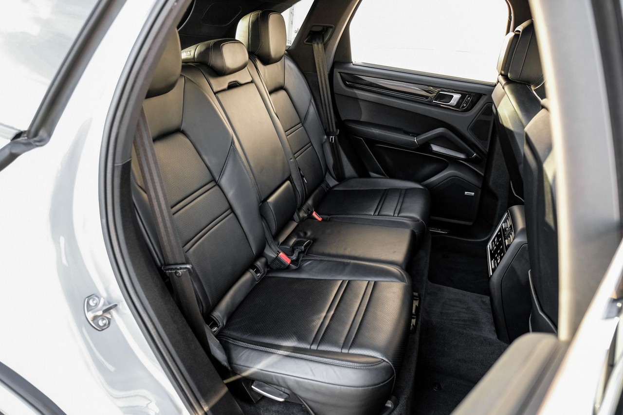 Porsche Cayenne Vehicle Main Gallery Image 33