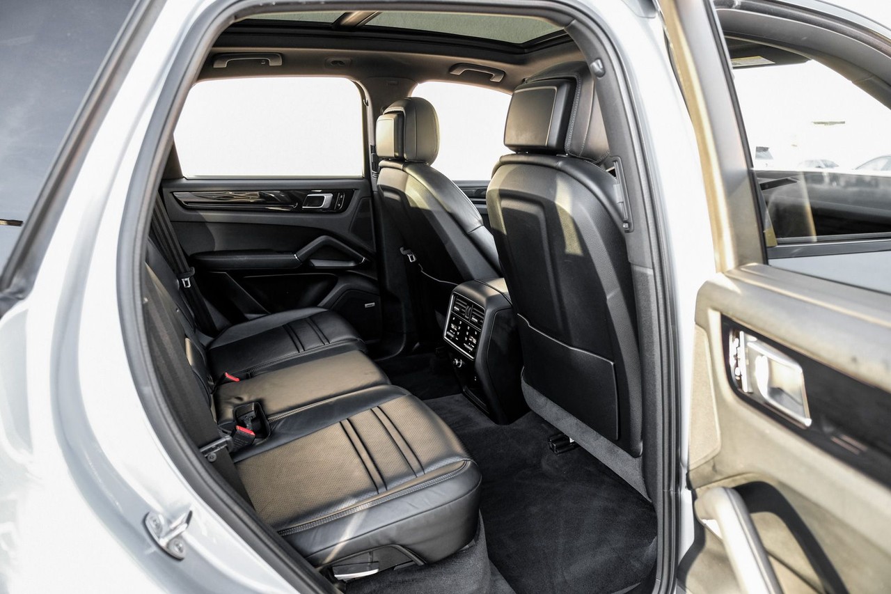 Porsche Cayenne Vehicle Main Gallery Image 34