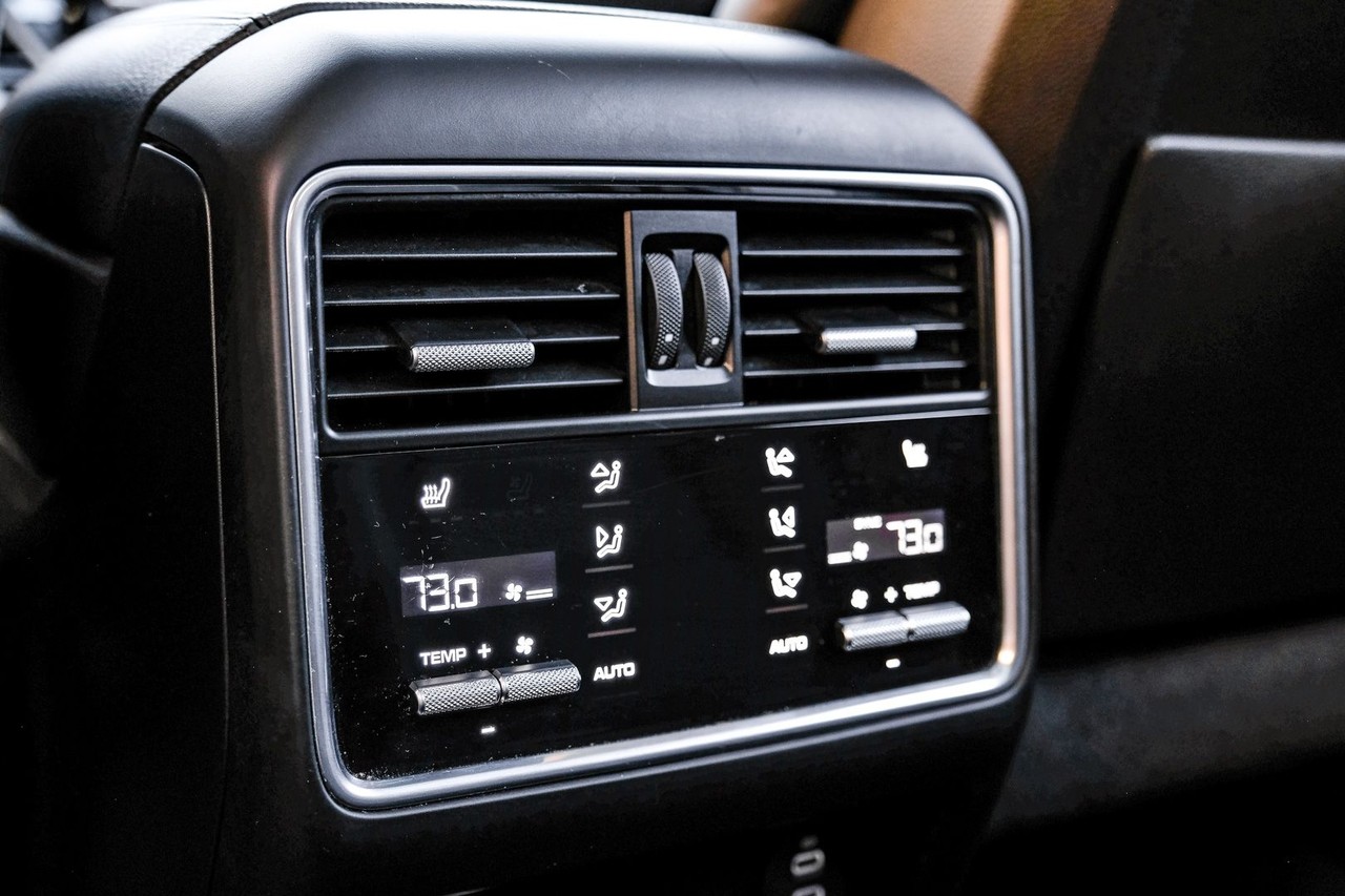 Porsche Cayenne Vehicle Main Gallery Image 35