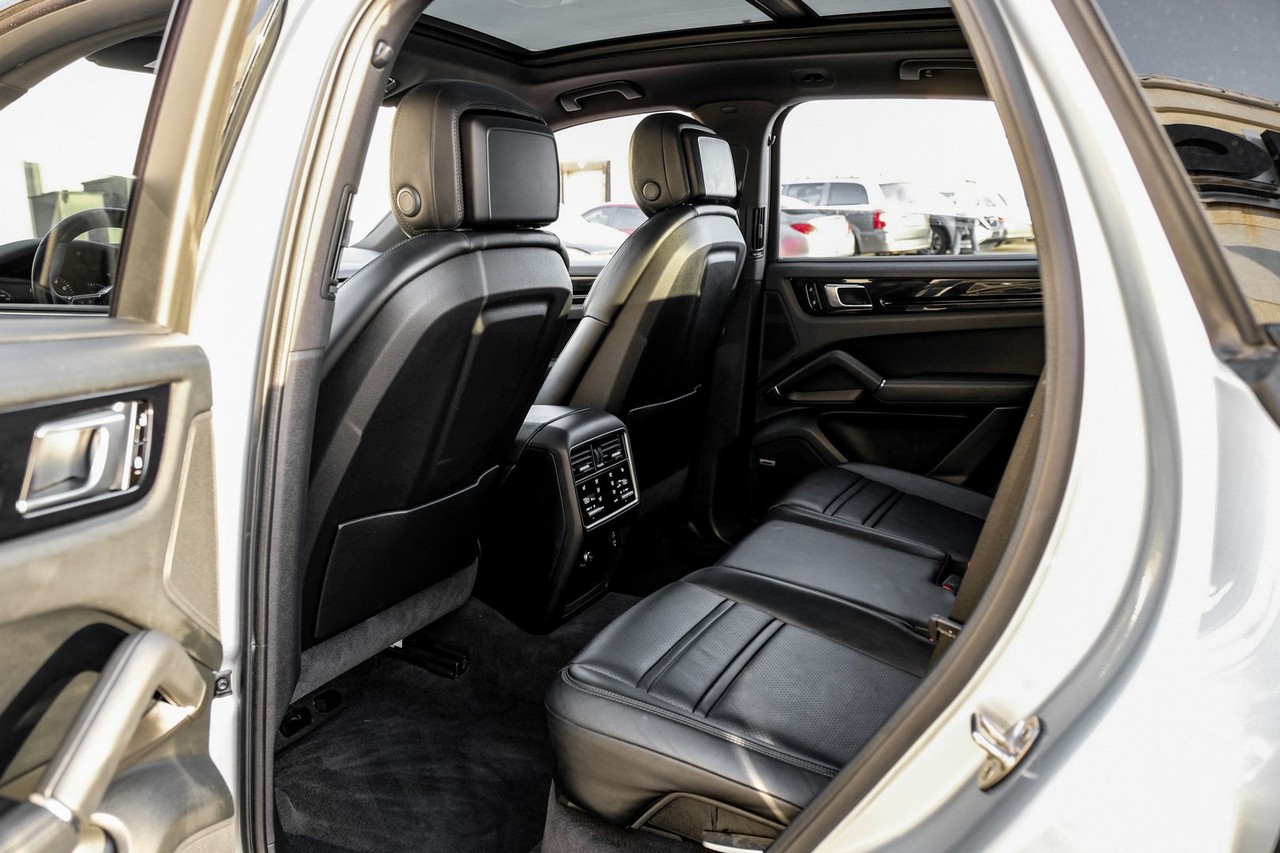 Porsche Cayenne Vehicle Main Gallery Image 36