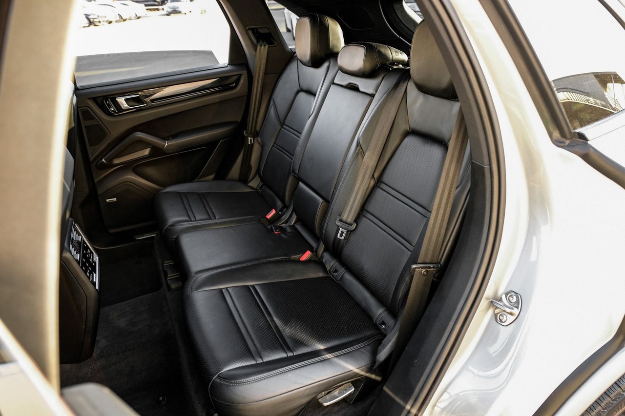 Porsche Cayenne Vehicle Main Gallery Image 37