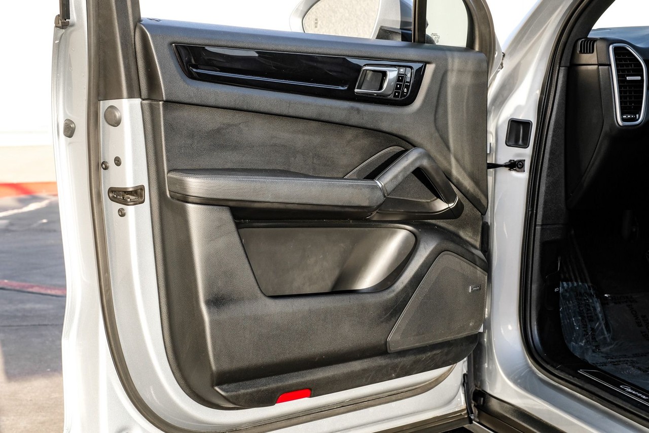 Porsche Cayenne Vehicle Main Gallery Image 40