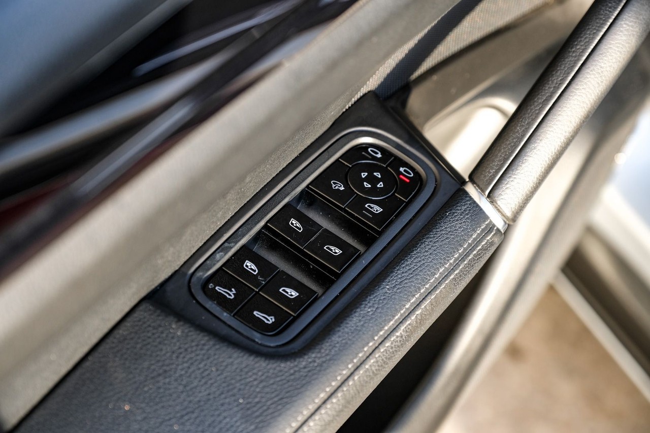 Porsche Cayenne Vehicle Main Gallery Image 41