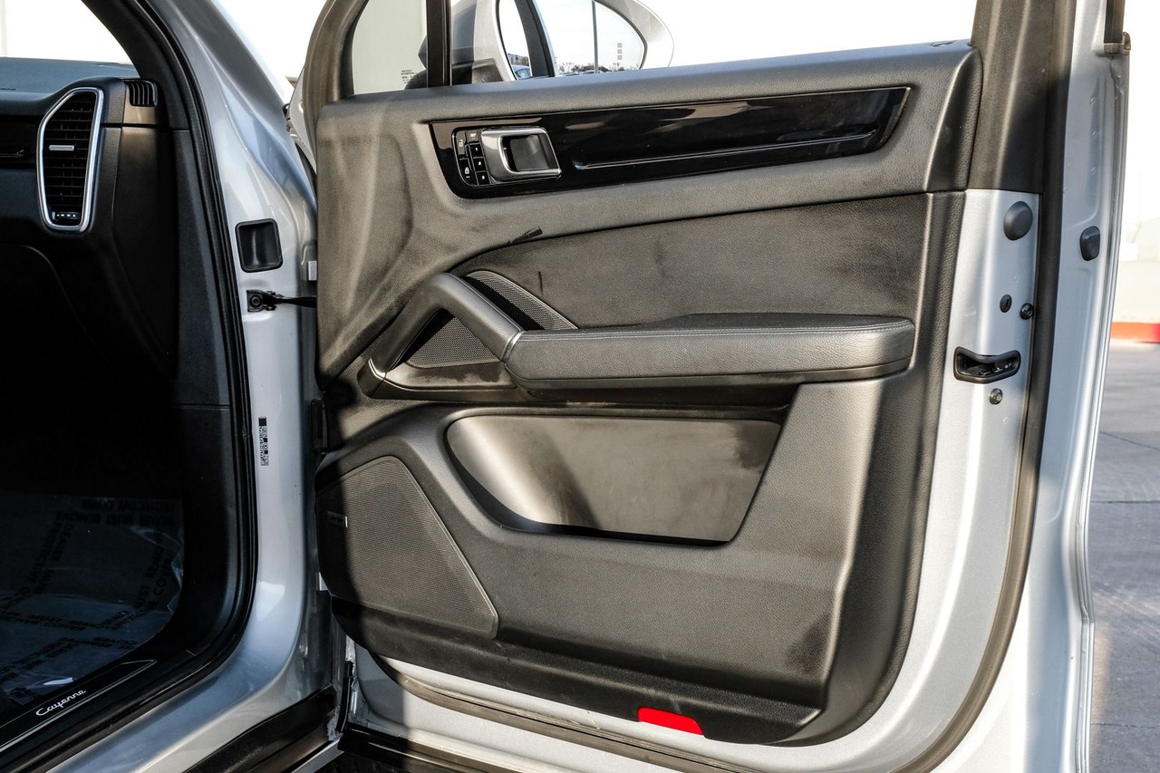 Porsche Cayenne Vehicle Main Gallery Image 42