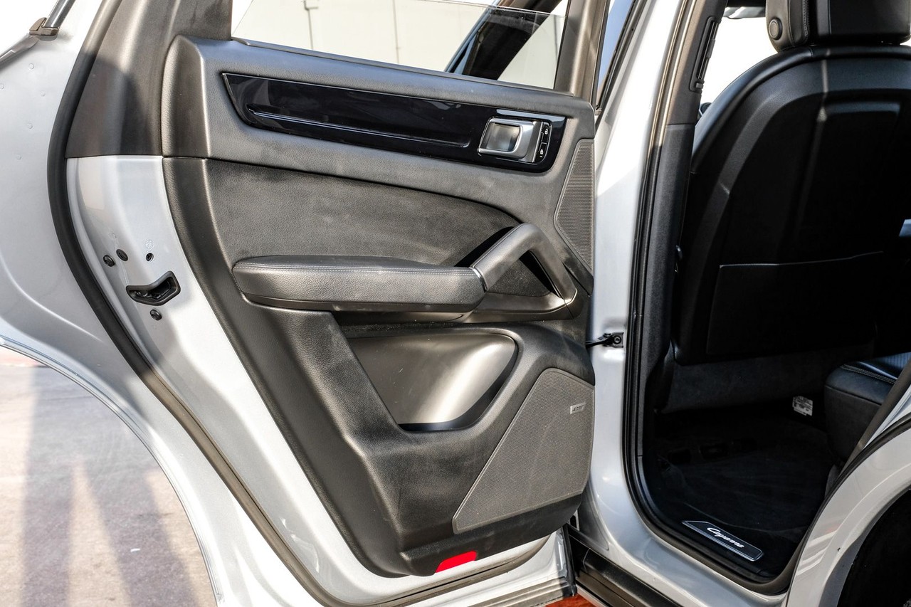 Porsche Cayenne Vehicle Main Gallery Image 43