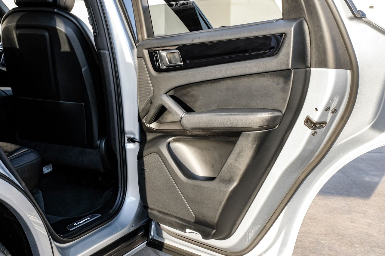 Porsche Cayenne Vehicle Main Gallery Image 44