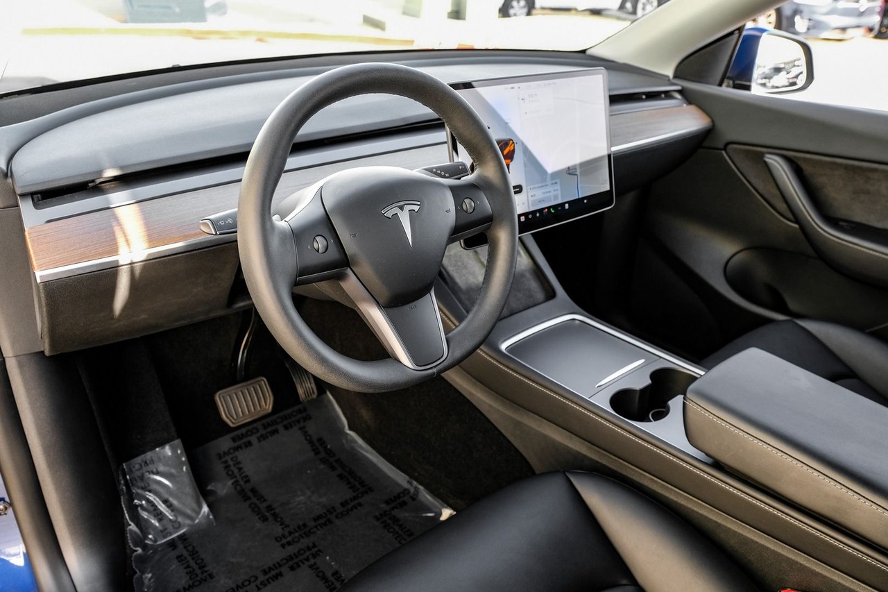 Tesla Model Y Vehicle Main Gallery Image 03