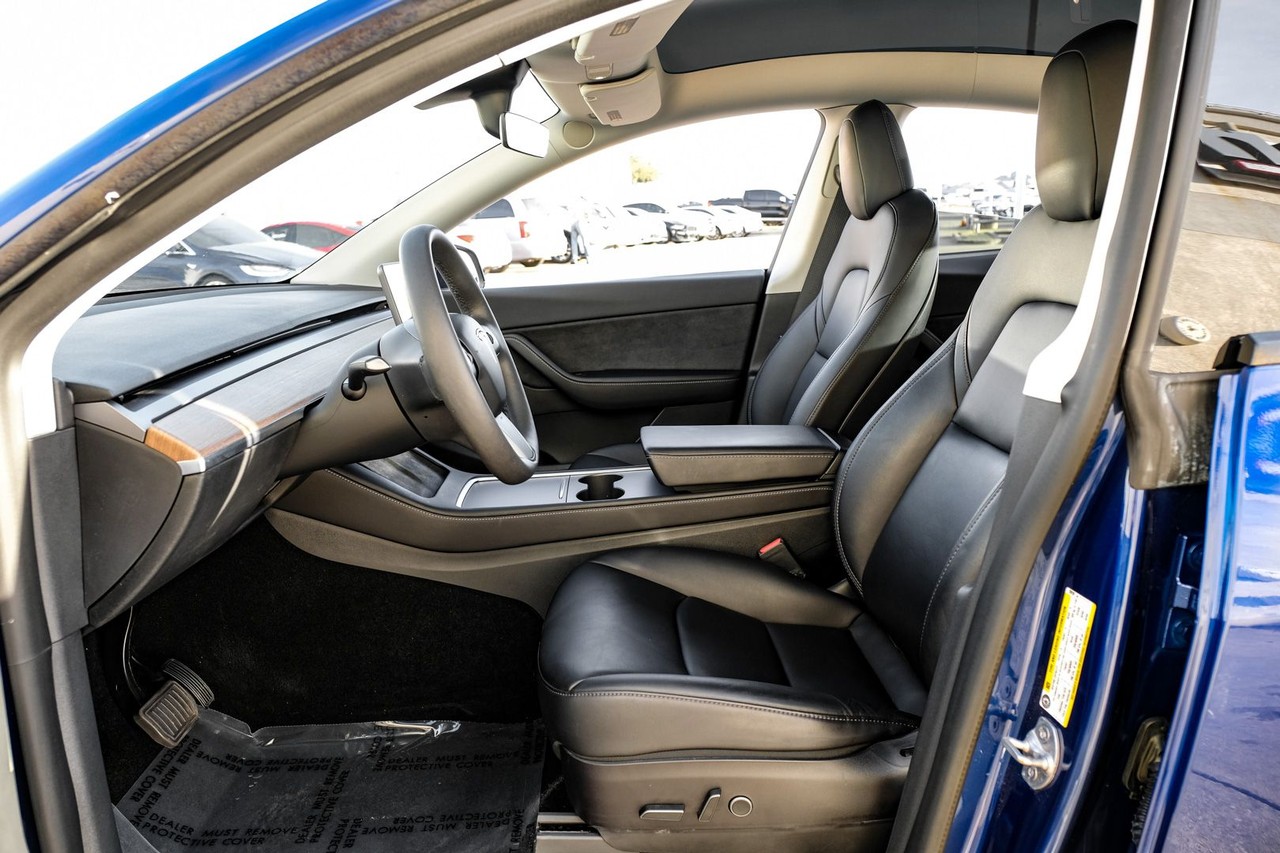 Tesla Model Y Vehicle Main Gallery Image 04