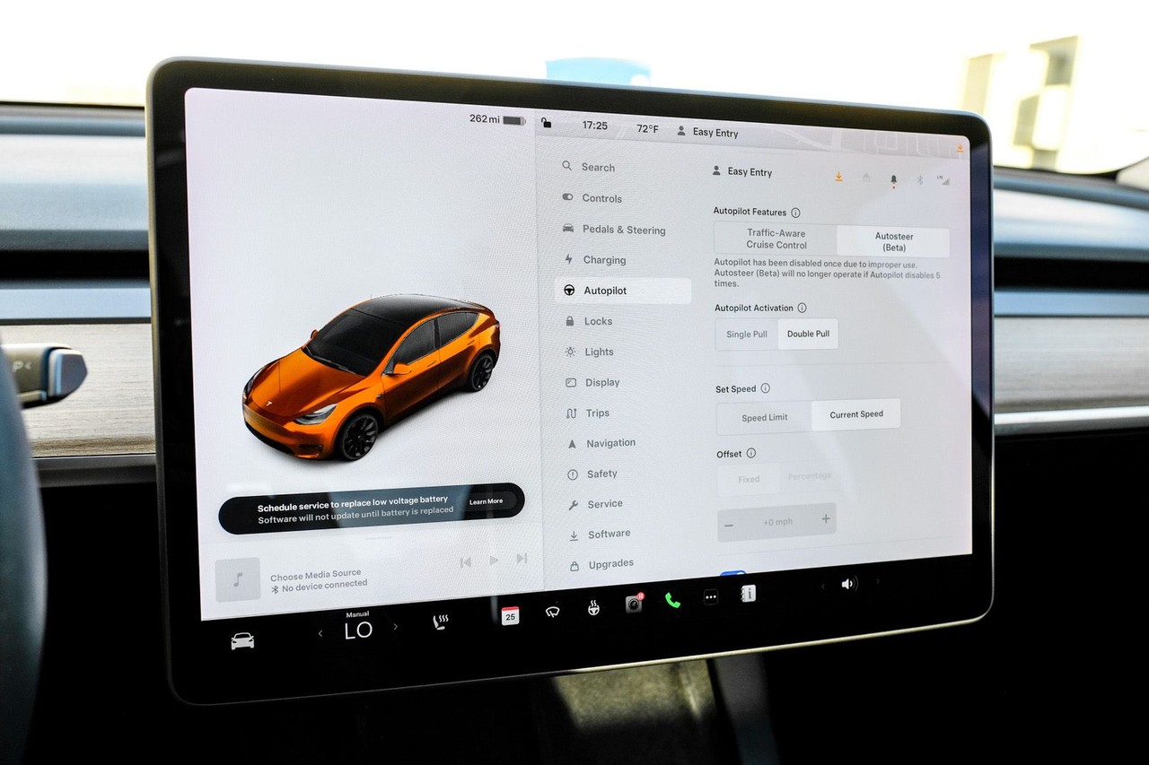 Tesla Model Y Vehicle Main Gallery Image 24