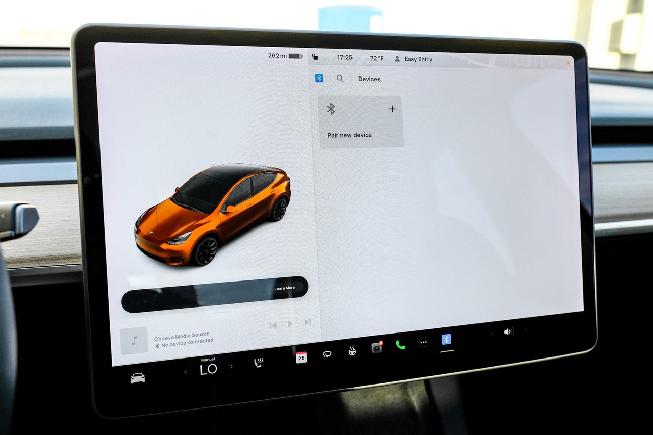 Tesla Model Y Vehicle Main Gallery Image 28