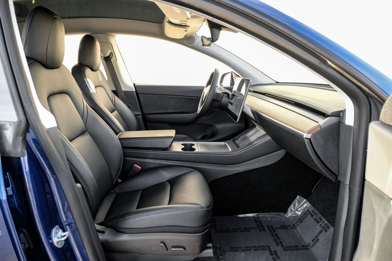 Tesla Model Y Vehicle Main Gallery Image 32