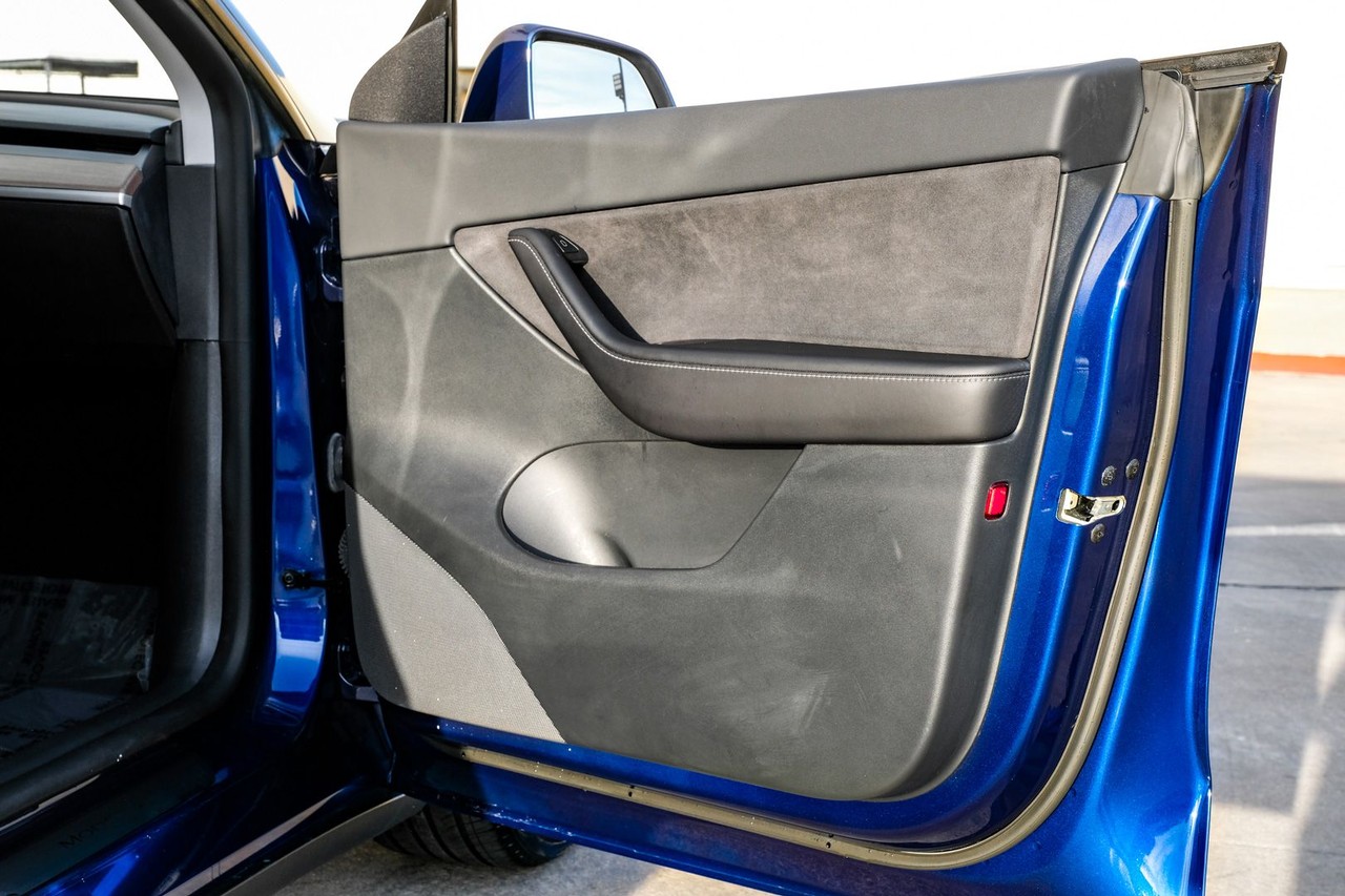 Tesla Model Y Vehicle Main Gallery Image 41