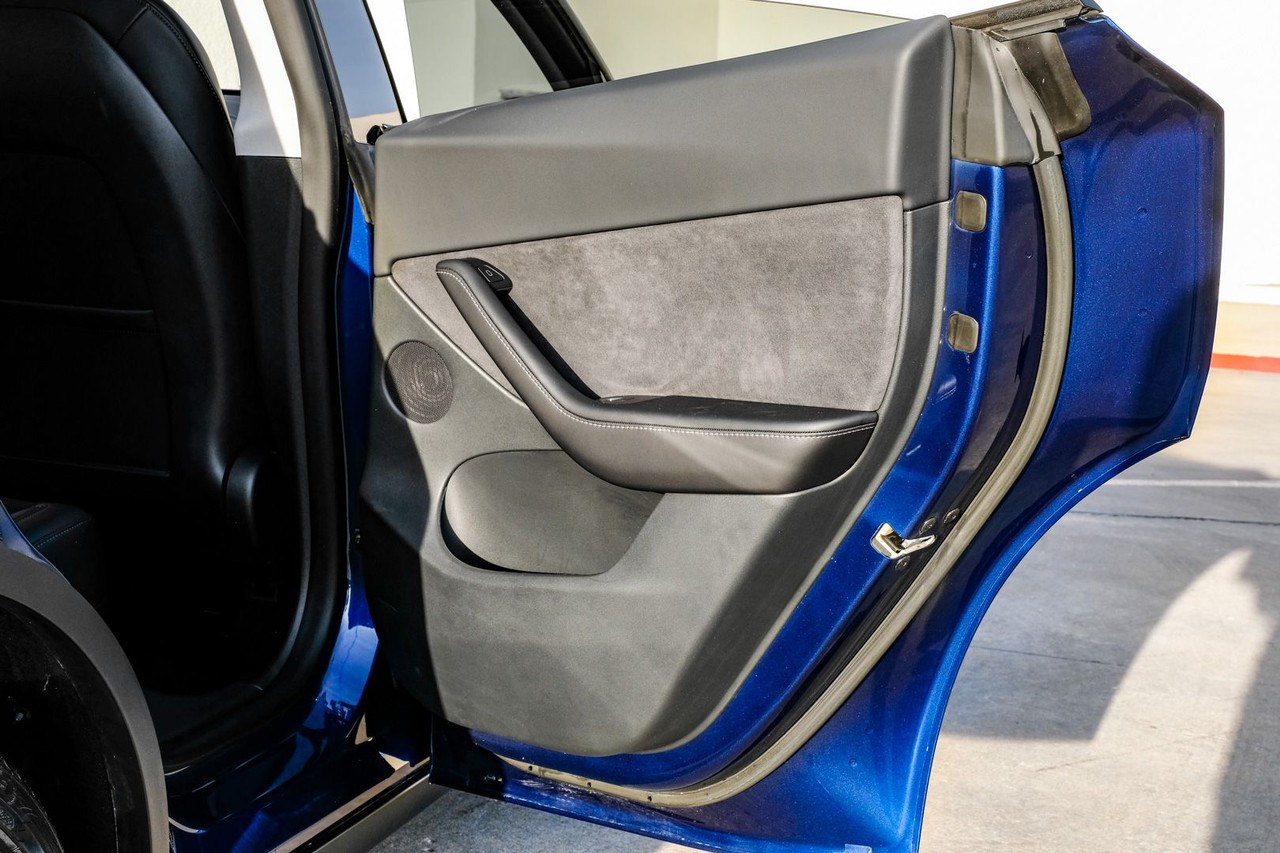 Tesla Model Y Vehicle Main Gallery Image 43