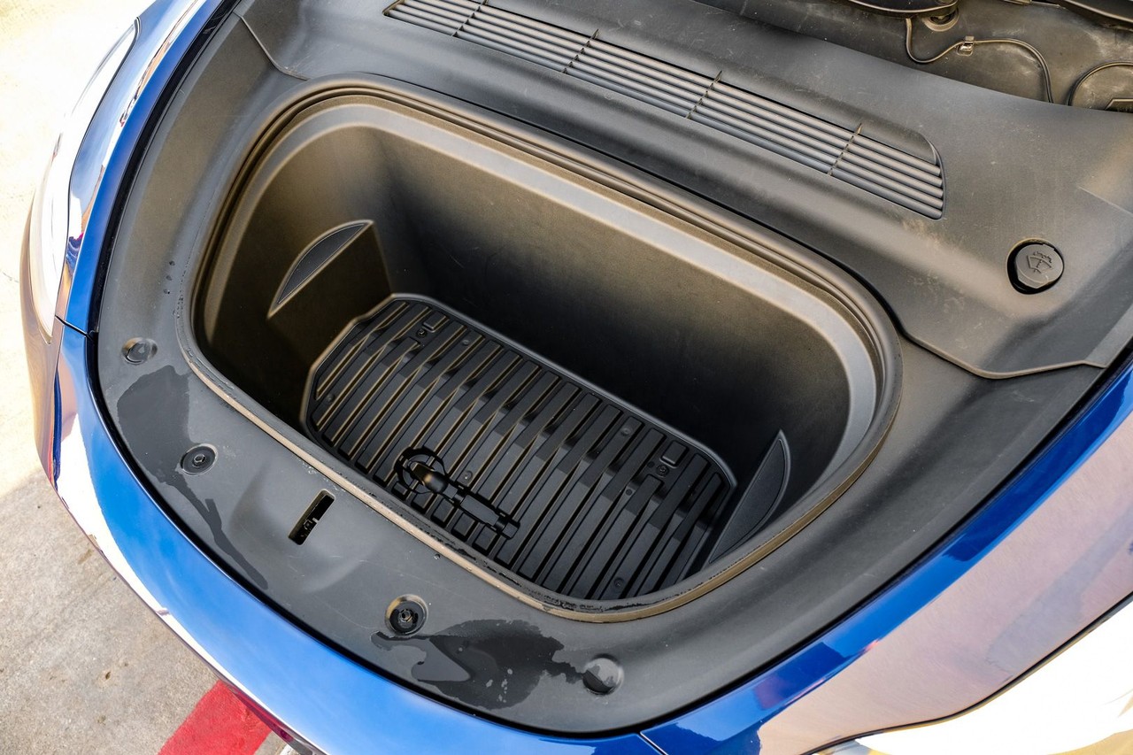 Tesla Model Y Vehicle Main Gallery Image 45