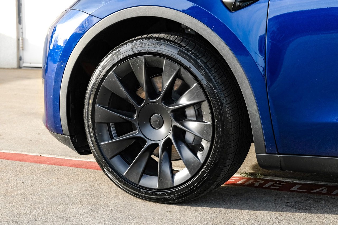 Tesla Model Y Vehicle Main Gallery Image 50