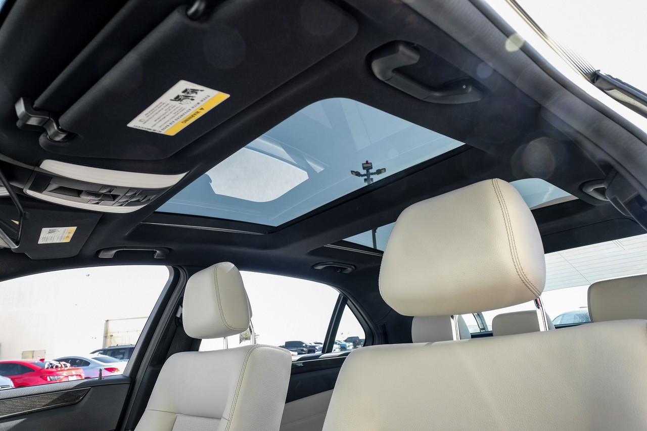 Mercedes-Benz E 350 Vehicle Main Gallery Image 05