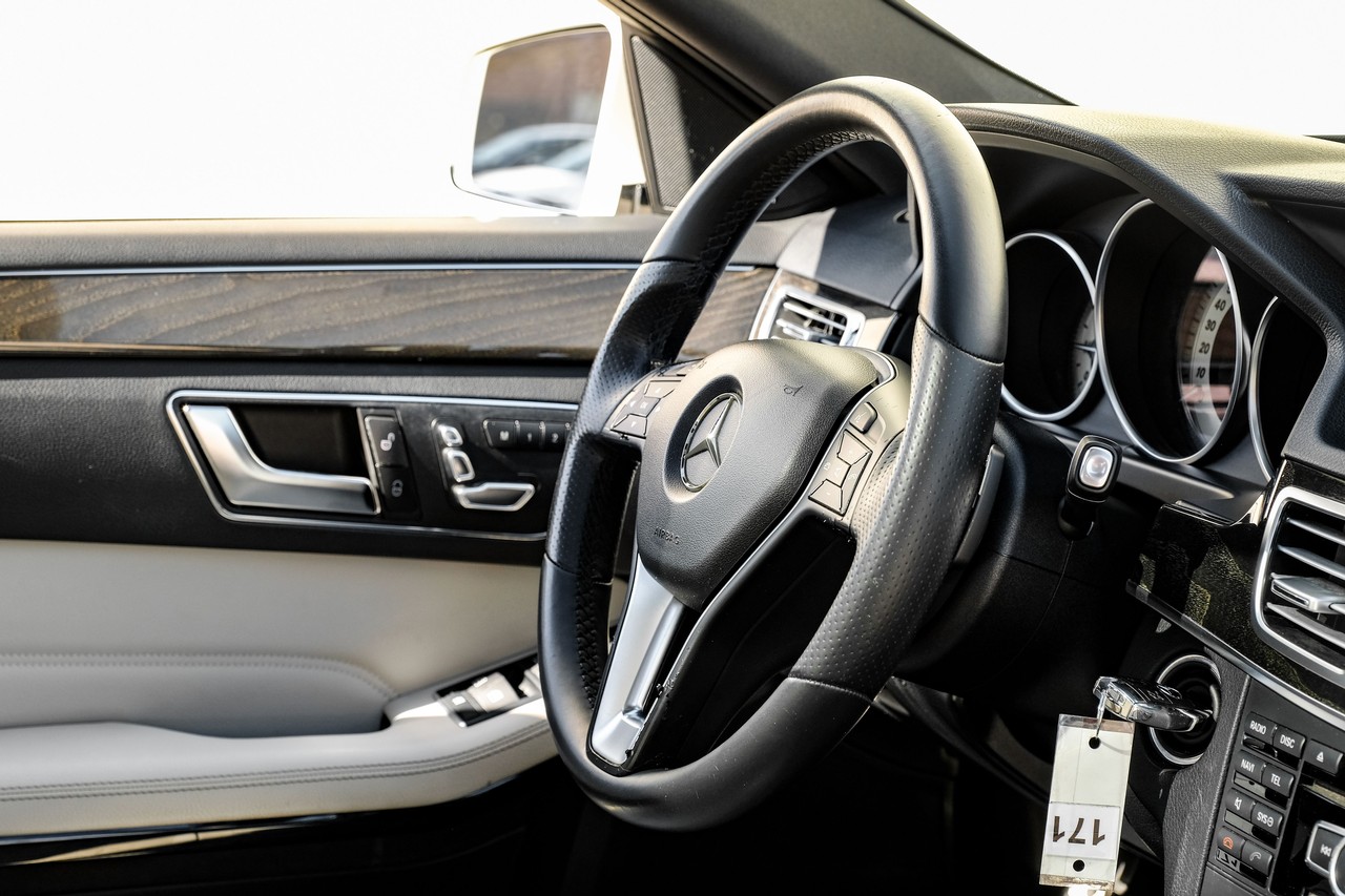 Mercedes-Benz E 350 Vehicle Main Gallery Image 14