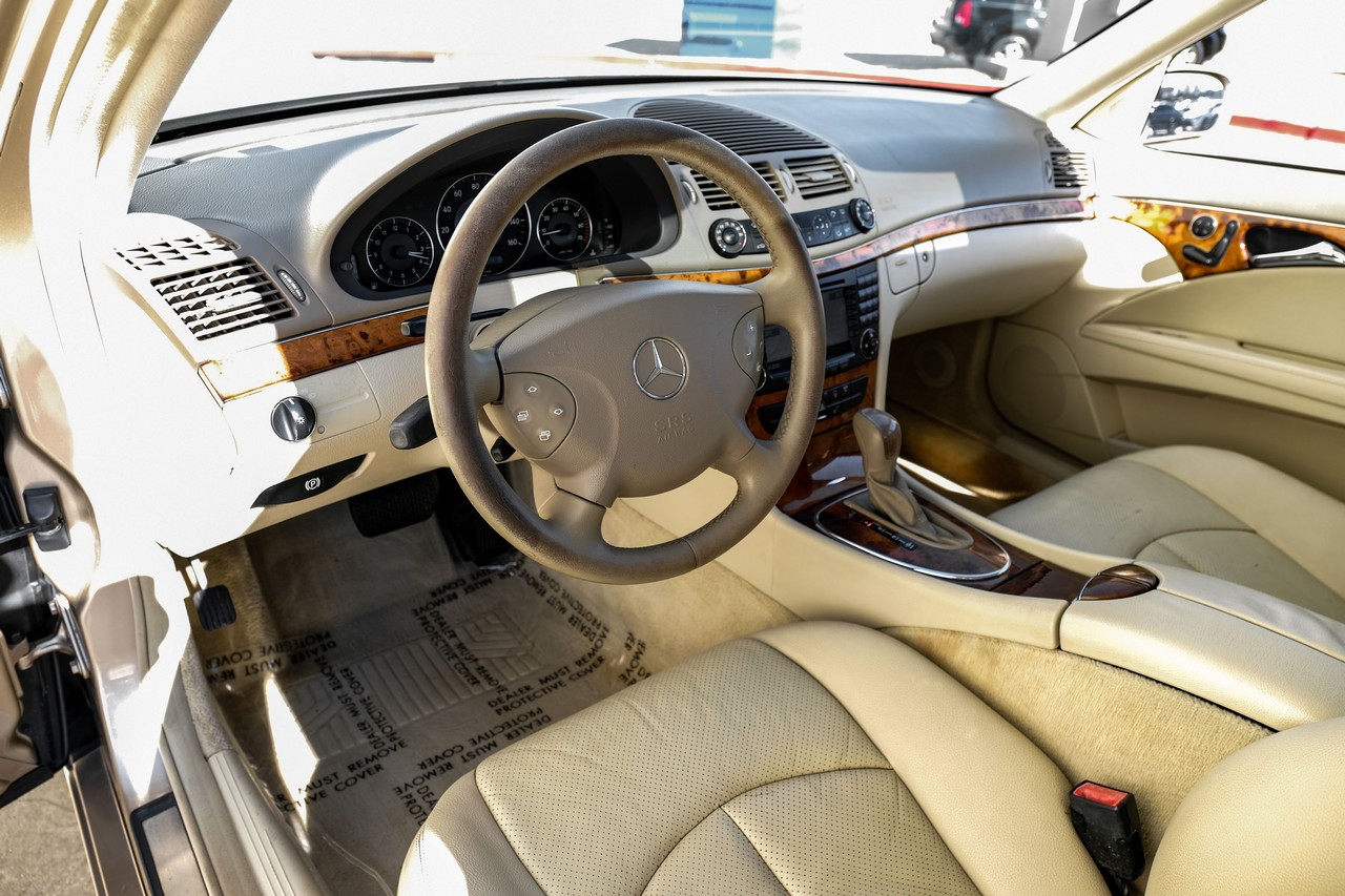 Mercedes-Benz E 320 Vehicle Main Gallery Image 03